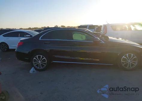 2016 Mercedes-Benz C 300 z USA, uszkodzony, nr VIN 55SWF4JB8GU149315